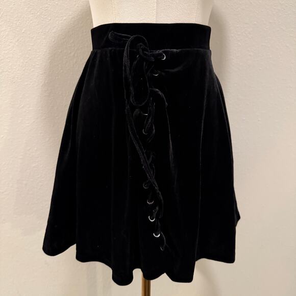 Hot Topic Black Velvet Lace Up Mini Skirt Small Goth Grunge Emo Dark Academia - Picture 2 of 7